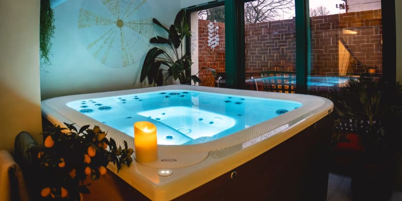 Luxusní wellness v soukromí na 2,5 hodiny až pro 4 osoby, relax noc se snídaní pro dva i red light therapy