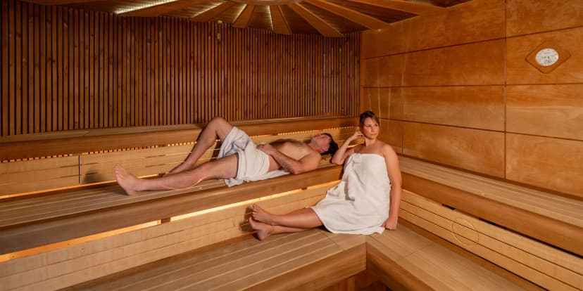 2,5 hodiny v zámeckém wellness a občerstvení: Sedmé nebe, vodní část, Kneippovy lázně a 6 saun