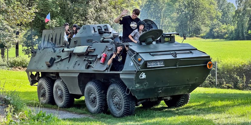 Jízda v obrněném transportéru OT-64 i prohlídka vojenské techniky